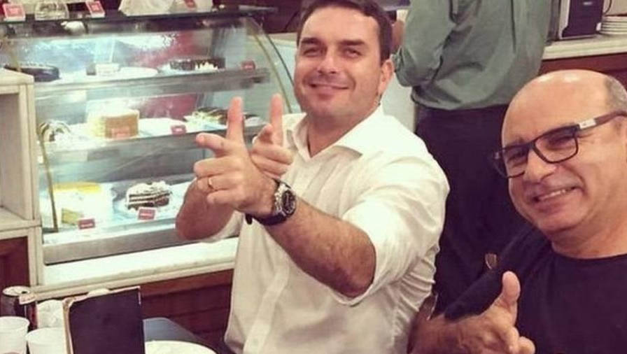   Flávio Bolsonaro é denunciado por peculato, lavagem de dinheiro e organização criminosa. O Ministério Público do Rio de Janeiro ofereceu a denúncia em função do chamado Caso Queiroz, como ficou conhecido o processo pelas "rachadinhas”; Se a Justiça aceitar a denúncia, o filho de Bolsonaro e seus ex-assessores virarão réus.