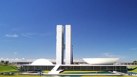   Universitárias enviam ao Senado petição com mais de 1 milhão de assinaturas contra taxação de livros. As assinaturas foram entregues ao senador Major Olimpio (PSL-SP), que as encaminhou ao presidente do Senado, Davi Alcolumbre; O abaixo-assinado é contra o projeto do governo federal que cria uma alíquota de 12% sobre a indústria de livros, tornando-os ainda mais caros no Brasil e dificultando a acesso a esse conhecimento.