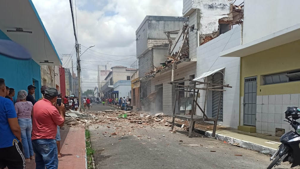   O caso aconteceu no final da manhã desta quinta-feira (5), na Rua Benjamin Constant, no Centro, próximo a feira livre da cidade; De acordo com informações preliminares apuradas pelo MOSSORÓ HOJE, o dono do local estaria estocando produtos inflamáveis. O prédio está em chamas e os CBMRN já foi acionado. Ainda não há informações sobre vítimas.