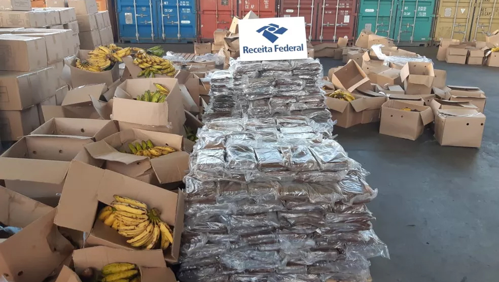   ; A investigação teve início em 21 de junho de 2019, quando a RFB, no Porto de Suape, na Região Metropolitana do Recife, apreendeu 808kg de cocaína, camuflados em carga de bananas que seria exportada para Bélgica.