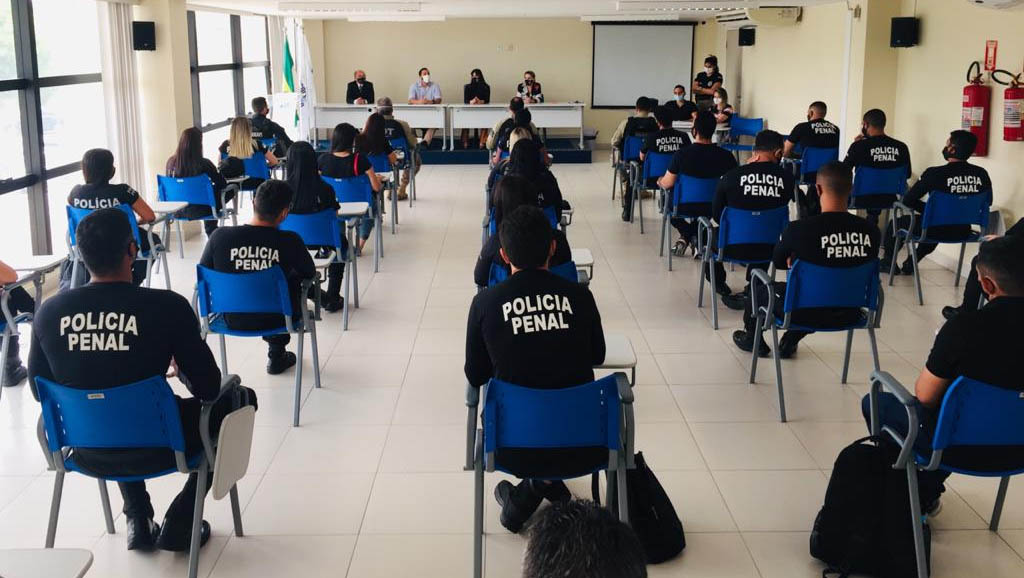   25 novos policiais penais são lotados nas 4 maiores unidades prisionais do RN. Os novos policiais penais foram aprovados no concurso e 2017 e convocados no dia 15 de outubro deste ano. O termo de posse foi assinado no final do mês de outubro. Este policiais ocuparão cargos de pessoas que se aposentaram; A definição dos locais aconteceu nesta segunda-feira (9), em evento realizado no Centro Administrativo.