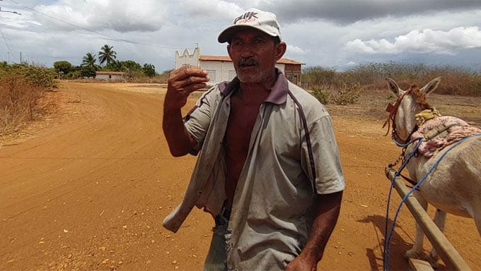   Moradores do Quixaba acionaram a justiça para ter água encanada em casa. Decisão foi assinada no dia 15 de setembro passado pela juíza Carla Portela, porém, até os dias atuais, a CAERN não atendeu a determinação judicial. O morador mais antigo da comunidade mostra como o problema é fácil de ser resolvido. Confira explicações da CAERN.