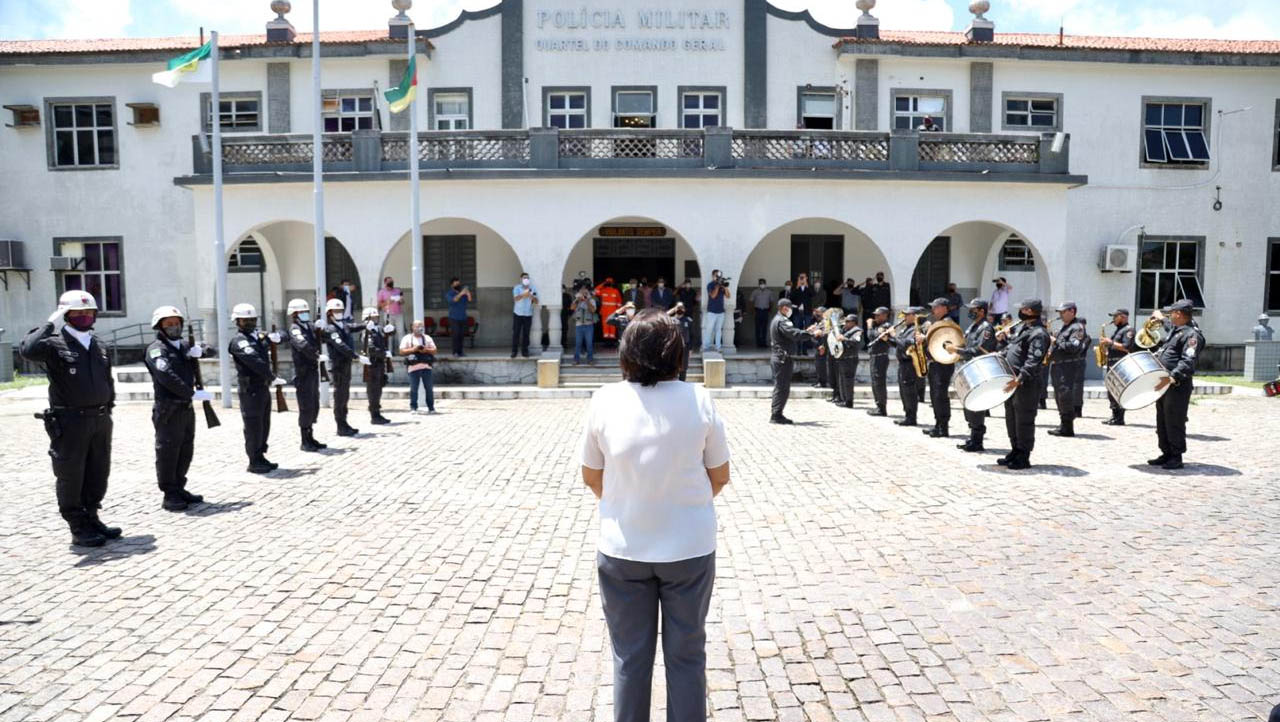   1.022 alunos são promovidos a soldados da Polícia Militar do Rio Grande do Norte. Corporação estava há 15 anos sem concurso público para contratação de pessoal. A portaria que encerrou o curso de formação e efetivou os novos policiais foi assinada nesta quarta-feira (11) pela Governadora Fátima Bezerra; A primeira missão da nova tropa é o pleito eleitoral do próximo domingo (15).