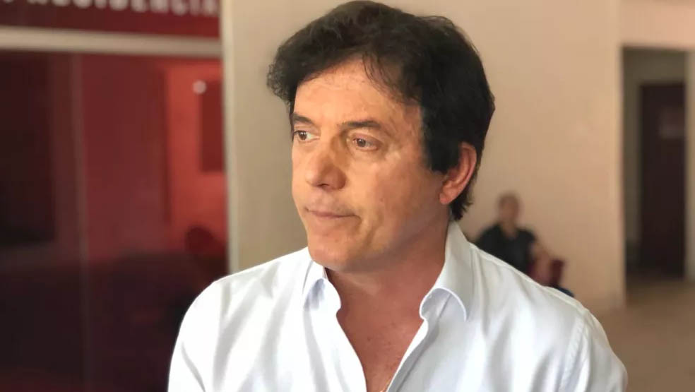   Robinson Faria tem direitos políticos suspensos por 3 anos por improbidade administrativa. A sentença é da 12ª vara Cível de Natal. A condenação é decorrente de ação movida pelo MPRN, que demonstrou que houve omissão por parte de Robinson Faria por sete quadrimestres, a contar de janeiro de 2015, em adotar as medidas imperativas para combater a extrapolação do limite legal de gastos com pessoal; Robinson também foi condenado a pagar multa no valor de 25 vezes a última remuneração recebida enquanto governador; Ele ainda pode recorrer da decisão.