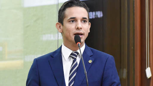   Allyson Bezerra informa que testou positivo para Covid-19. O prefeito eleito de Mossoró, Allyson Bezerra, informou nesta sexta-feira (20), por meio de uma rede social, que testou positivo para a Covid-19; O deputado estadual afirmou que suspendeu toda a sua agenda externa e já está em isolamento. Ele apresenta sintomas leves.