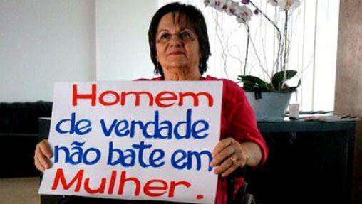   Maria da Penha Maia Fernandes, uma brasileira natural do Ceará, sofreu duas tentativas de assassinato em 1983, por parte de seu marido. Como resultado, ela ficou paraplégica, necessitando de uma cadeira de rodas para se locomover; A Lei Maria da Penha foi sancionada em 7 de agosto de 2006 pelo presidente Luiz Inácio Lula da Silva. Com 46 artigos distribuídos em sete títulos, ela cria mecanismos para prevenir e coibir a violência doméstica e familiar contra a mulher.