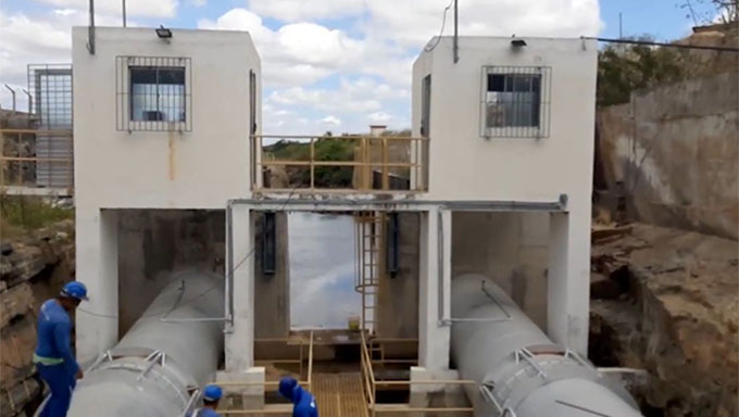 Imagem 1 -  As obras de instalação das duas turbinas (Central Geradora Hidrelétrica), com capacidade para gerar até 4,7 megawatts de energia, começaram em 2019 e serão concluídas nos próximos dias.  Está sendo executada através de parceria público-privada, entre Dnocs e o grupo Rodrigo Pedroso, responsável pela empresa CGH Armando Ribeiro Gonçalves.