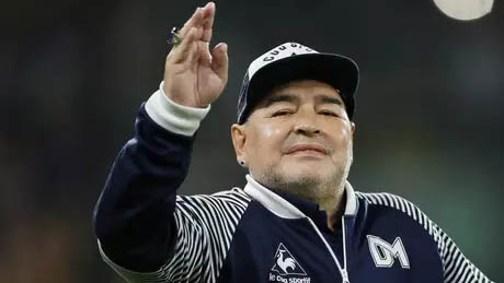   Ídolo do futebol argentino, Diego Maradona morre aos 60 anos. A informação foi confirmada no início da tarde, pelo "Clarín"; Símbolo maior do futebol da Argentina, Maradona sofreu uma parada cardiorrespiratória nesta quarta-feira (25). Ele estava em casa, em Buenos Aires, onde se recuperava de uma cirurgia no cérebro, realizada no início do mês.