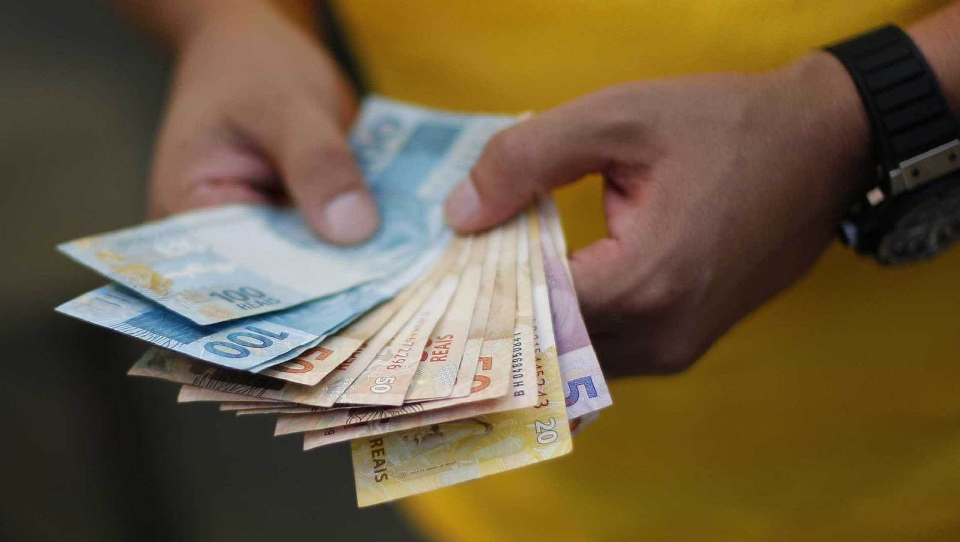   São R$ 122 milhões pagos aos mais de 32 mil servidores estaduais que recebem os 70% restantes de seus salários. O funcionalismo lotado em pastas com recursos próprios também receberá o pagamento integral nesta data; A Governadora Fátima Bezerra ainda anunciou nesta sexta-feira (27) o pagamento da segunda parcela do décimo para a próxima semana.