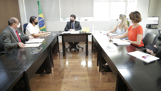   Este valor de R$ 30 milhões será somado com outros R$ 17 milhões destinados em emendas dos senadores Jean Paulo, Zenaide Maia e Stiverson Valentin, para investir em escolas e transporte escolar em Natal e em diversas outras cidades do Rio Grande do Norte; quanto aos recursos da UERN, a governadora destacou que parte será investido no Campus Central, em Mossoró