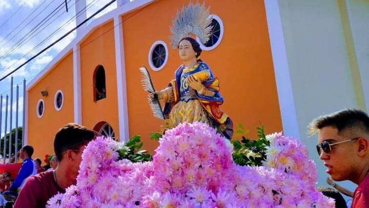   Festa de Santa Luzia começa hoje (3), com cortejo descendo a Presidente Dutra. O Vigário Geral da Diocese de Mossoró, Padre Flávio Augusto, concedeu entrevista ao repórter Joãozinho GPS, onde falou um pouco sobre a programação prevista para os festejos deste ano e os cuidados preventivos à Covid-19.