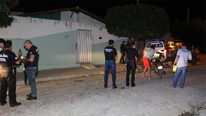   Jackson Ferreira é a terceira vítima de assassinato neste sábado, dia 5 de dezembro de 2020. A primeira foi no bairro Ouro Negro. O segundo assassinato aconteceu no bairro Santo Antônio. Jackson teve a casa invadida pelos assassinos e foi morto com mais de 20 tiros