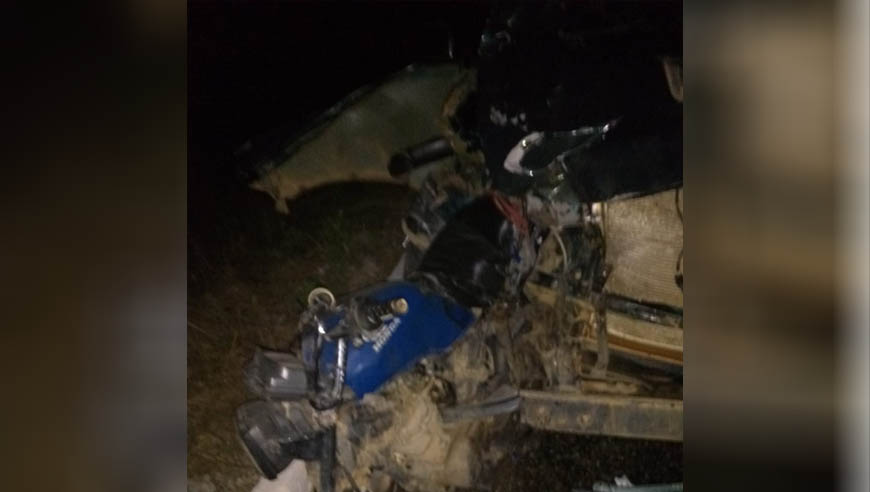   Os dois seguiam da cidade com destino a comunidade do Poré, com a moto sendo pilotada por Maciel  André. Ele estava indo deixar o amigo em casa, na referida comunidade e teriam sido colhidos de uma Hilux SW4, que seguida no mesmo sentido.