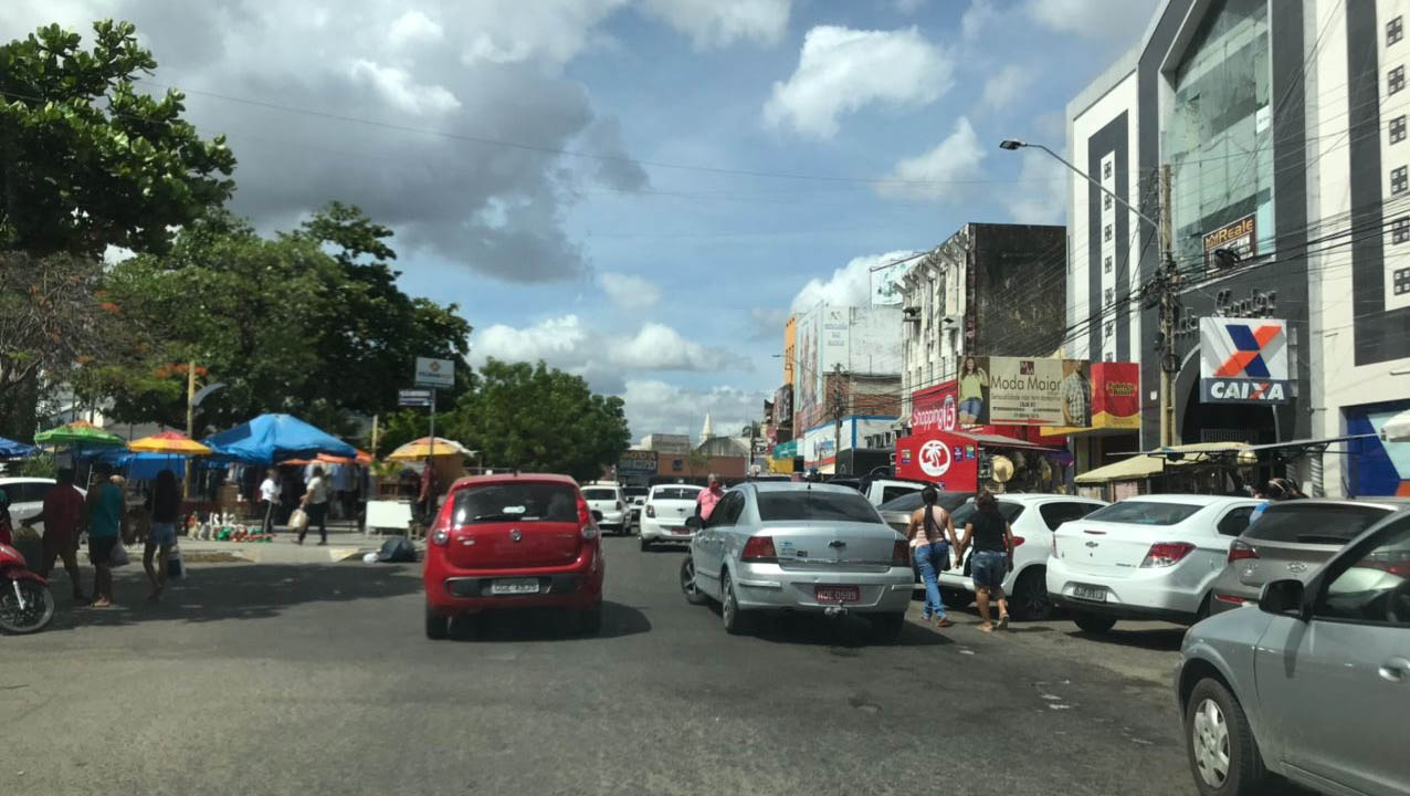   Confira mudanças no horário do comércio de Mossoró neste mês de dezembro. O novo horário, voltado a garantir maior tranquilidades nas compras de fim de ano, começou já no sábado (5) e segue até do dia 31; O funcionamento será estendido por mais 2 horas durante este mês e as lojas começam a abrir aos domingos em caráter especial.