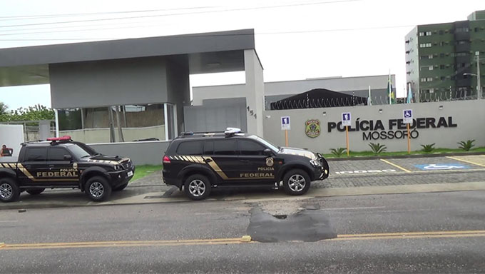   Cerca de 12 policiais federais cumprem três mandados de busca e apreensão na  cidade de Areia Branca/RN, na região da Costa Branca. 