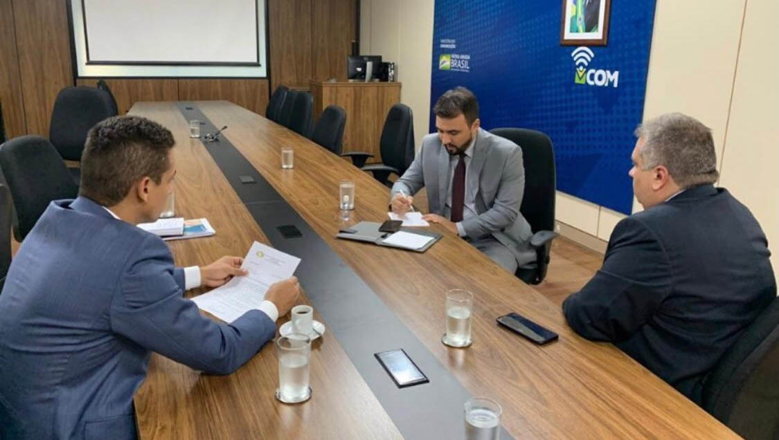   Deputado pede instalação de torres de telefonia e rede Wi-Fi em comunidades rurais. Allyson Bezerra se reuniu, nesta terça-feira (8), com o Ministro das Comunicações Fábio Faria, onde apresentou diversas pautas para Mossoró e região Oeste. “São demandas que chegam até nosso mandato e nós cumprimos o papel de buscar essas ações tão importantes para a população, especialmente para quem reside na zona rural”, afirmou o deputado.