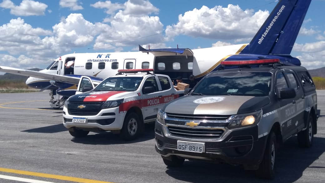   PM apreende 1 tonelada de cocaína em avião, na cidade de Catolé do Rocha/PB. O caso aconteceu nesta quarta-feira (9). A droga foi interceptada assim que a aeronave pousou no aeródromo da cidade; Quatro homens, naturais da cidade de São Paulo, foram presos em flagrante; O entorpecentes estava em caixas e a pesagem total ainda está em andamento.