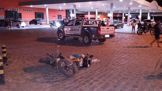   Assassinato aconteceu no início da noite desta quarta-feira, dia 9, na Av Lauro Monte Filho, perto do Posto 30 de Setembro; Dois homens foram vistos fugindo do local numa moto; O caso deve ser investigado pela Policia Civil; CONFIRA os detalhes de outros 4 assassinatos que ocorreram em Mossoró nos últimos cinco dias.