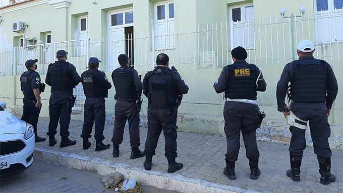   A operação Ordenha, deflagrada com o apoio da Polícia Militar, cumpre mandados de prisão e outros, de busca e apreensão, nas cidades de Jardim de Piranhas, Natal e Caicó. A investigação apura os crimes de peculato, corrupção passiva e associação criminosa, além do delito de falsidade ideológica. 