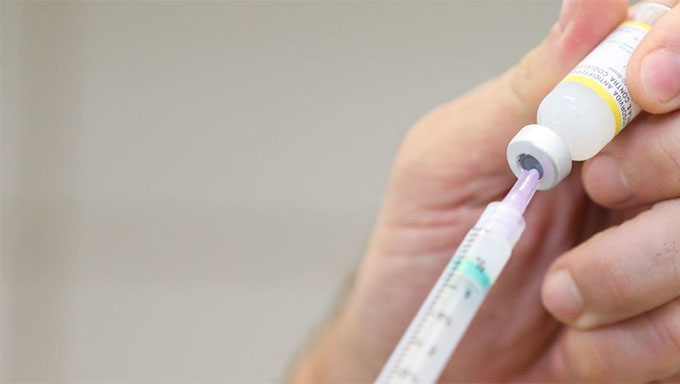   O plano, no entanto, não tem o respaldo dos pesquisadores que o construíram.  Neste sábado, 12, Food and Drug Administratio (FDA) autorizou a vacina BioNtech e Pfizer para uso em todo o território dos Estados Unidos, que tem mais de 330 milhões de habitantes