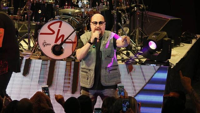   Vocalista do grupo Roupa Nova morre aos 68 anos, por complicações da Covid-19. Paulinho, como era mais conhecido, pegou a doença no momento em que se recuperava de um transplante de medula, devido a um linfoma; A notícias sobre a morte do vocalista foi dada por meio das redes sociais do grupo, na noite desta segunda-feira (14). Ele teve uma parada cardiorrespiratória, que levou à parada dos órgãos.