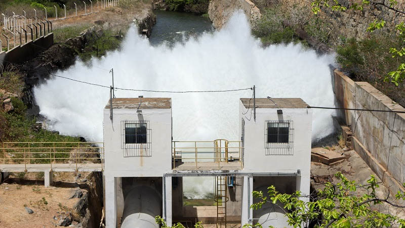   Armando Ribeiro: primeira usina hidrelétrica do RN entra em funcionamento . Localizada na barragem Armando Ribeiro Gonçalves, em Itajá, a usina tem capacidade para gerar 4,7  megawatts e entrou em fase de testes na tarde desta segunda-feira (14), após ser energizada pela Cosern.