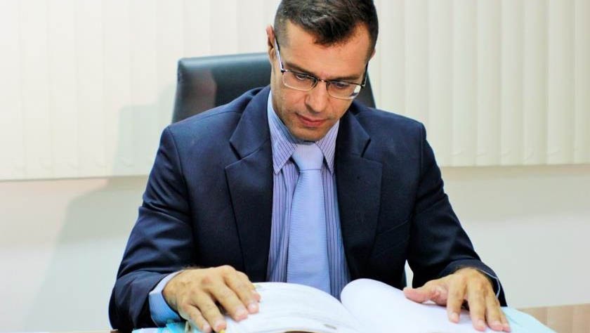   Na mesma sentença que é dissolvido complemente o quadro societário da antiga APMIM, o juiz Orlan Donato Rocha bloqueia mais de R$ 3,4 milhões que estavam sendo retidos ilegalmente nas contas da Prefeitura de Mossoró (Veja SENTENÇA na ÍNTEGRA) nos dias atuais, além de determinar que os interventores estruturem uma nova instituição para administrar o Hospital Maternidade Almeida Castro num prazo de dois anos a contar do dia 5 de janeiro