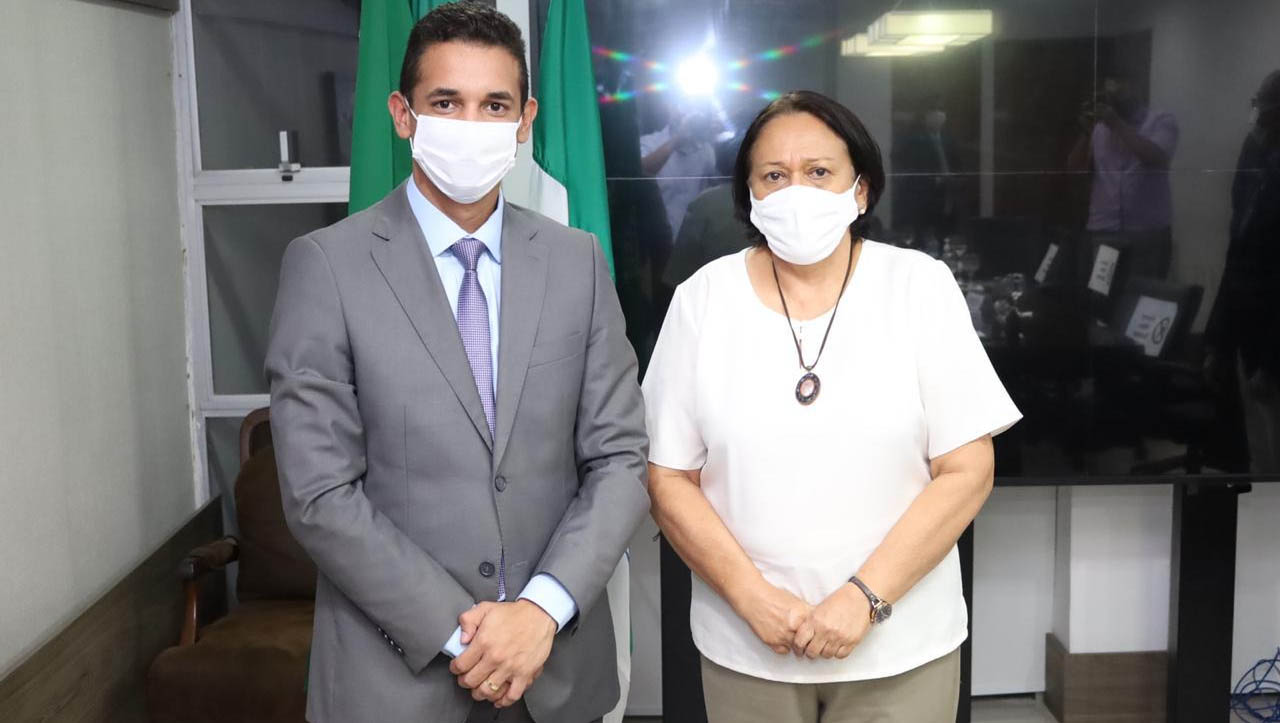   Em audiência com Fátima, Allyson reafirma compromisso em firmar parcerias como o Estado. O prefeito eleito de Mossoró foi recebido pela governadora do RN nesta terça-feira (15), na sede da governadora, em Natal; Na ocasião, Allyson Bezerra reforçou seu interesse em trabalhar em parceria com o Governo do Estado na sua gestão para trazer melhorias e benefícios para Mossoró.
