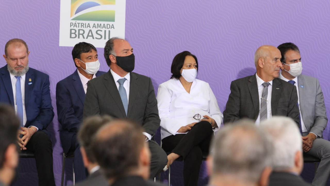   Fátima cobra do governo federal a divulgação de um calendário de vacinação contra a Covid-19. A governadora ressaltou que considerou importante o fato do Governo Federal ter assumido o papel de coordenar o Plano Nacional de Operacionalização da Vacina Contra o Covid-19 e de ter se comprometido a comprar todas as vacinas disponíveis, que tiveram o respaldo da Anvisa. No entanto, diz que faltou “algo muito importante, o calendário, as datas”.