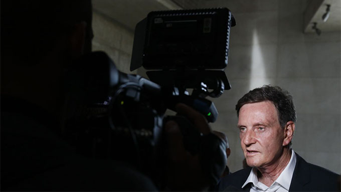   Além Crivela, A Polícia Civil e o Ministério Público prenderam também os empresários Rafael Alves e Adenor Gonçalves dos Santos, o delegado aposentado Fernando Morais e o ex-tesoureiro Mauro Macedo.