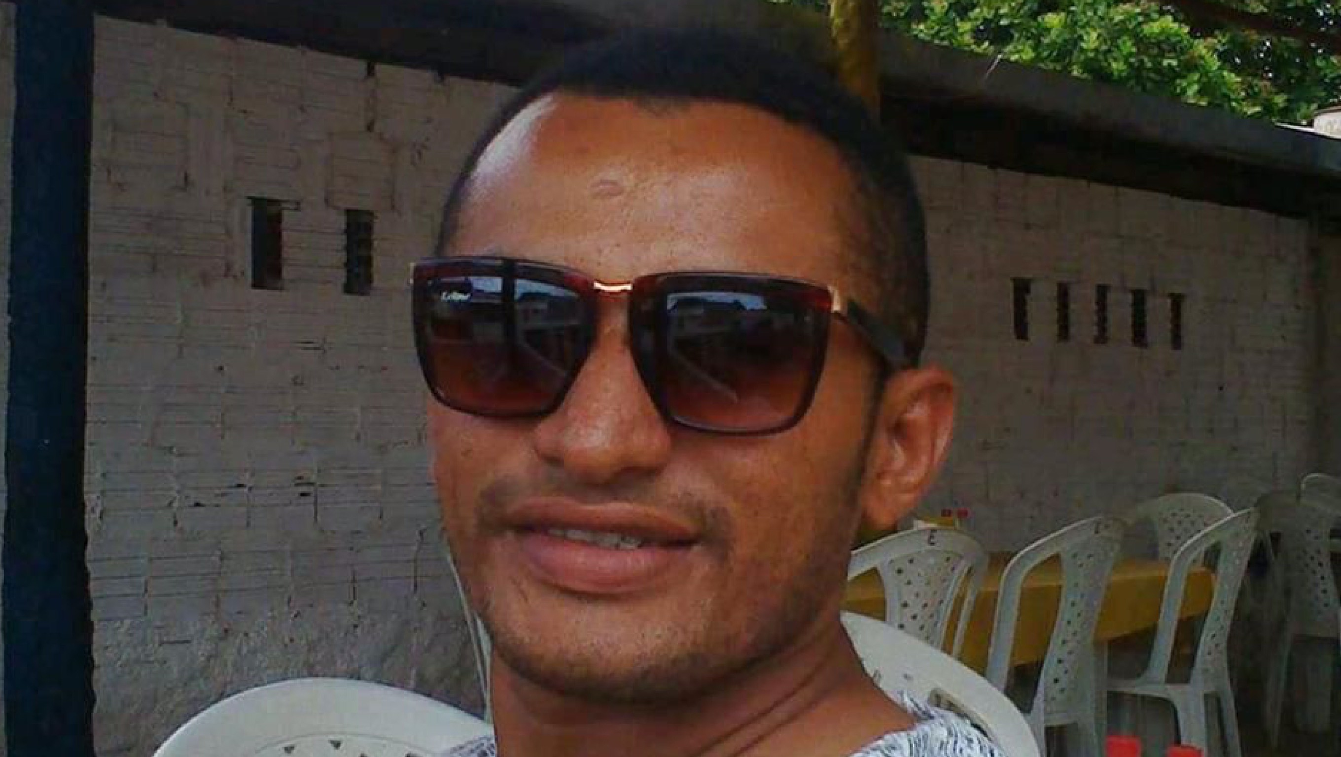   Eliel Lins Rodrigues, de 35 anos, foi abordado por dois assaltantes (Lucas Muriel de Souza Silva e Wudson Jarques Freire da Silva), que anunciaram o assalto e, mesmo a vítima entregando os pertences, desferiram 3 disparos contra ele, sendo que um na perna e outros dois na cabeça