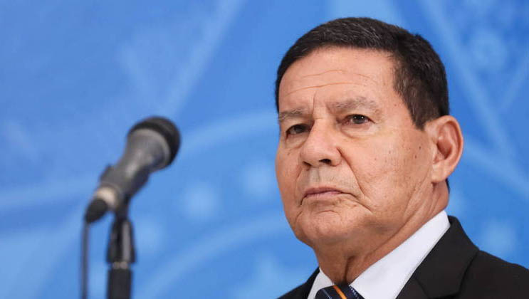   Mourão está com Covid-19; Veja outras autoridades que já contraíram a doença. A informação foi confirmada por meio de nota, divulgada pela assessoria de imprensa do vice-presidente, na noite deste domingo (27); Hamilton Mourão, 67 anos, ficará isolado Palácio do Jaburu, residência oficial destinada ao vice-presidente; Seu estado de saúde e quais sintomas apresentou, não foram divulgados.