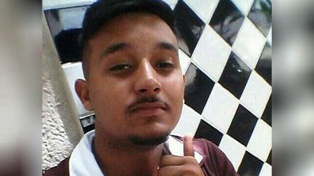   Ewerton Pereira Nunes, de 19 anos, foi preso nesta terça-feira (29), em frente ao Hospital Regional de Caraúbas, onde o crime aconteceu. Também já foram presos Israel Ferreira Nunes, de 18 anos, e José Soares de Souza Neto; Seguem foragidos Breno Ericles Soares Pinto e  David de Lima Nogueira, que, segundo o Delegado que investiga o caso, são os responsáveis pelos abusos às duas mulheres.