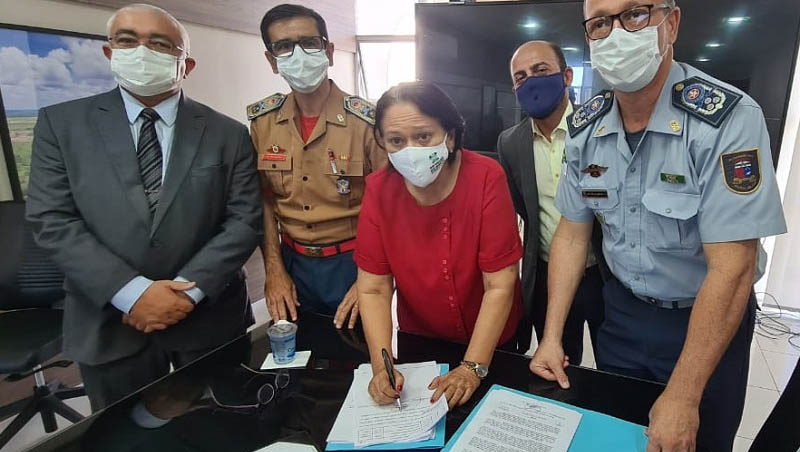   732 Policiais Militares são promovidos no Rio Grande do Norte. A assinatura do ato de promoção foi realizada na manhã desta terça-feira (29). Com estas promoções, o Governo de Fátima já soma, em dois anos, um total de 5.882 promoções entre oficiais e praças da PM. A maior ascensão profissional que as forças de segurança teve nos últimos anos.