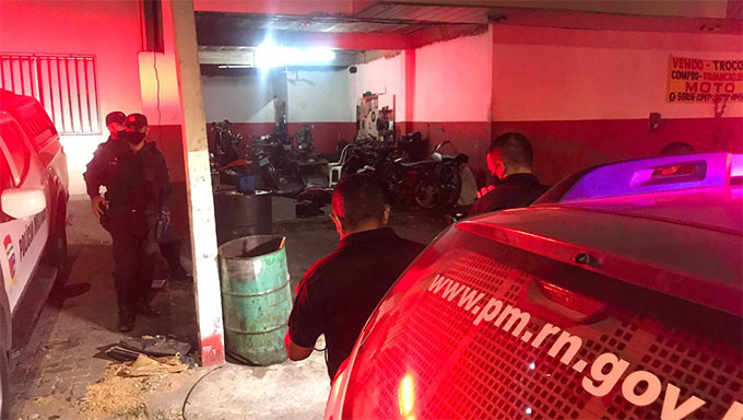   Assassinato aconteceu por volta das 18 horas numa oficina de motos da Rua Prudente de Morais, perto do Hospital Rafael Fernandes; Os assassinos, que fugiram num carro branco, teriam dito: "eu sabia que lhe achava, seu arrombado" e passaram a atirar.  Antes de começar a ser alvejado, a vítima teria dito: "MEU DEUS"