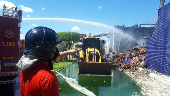Imagem 1 -  O fogo começou por volta das 20 horas, tendo ficado queimado durante toda a noite da virada do ano e na manhã deste dia primeiro é que os bombeiros conseguiram , com apoio da Brigada de Incêndio da Petrobras e voluntários, controlar as chamas e resfriar a área afetada