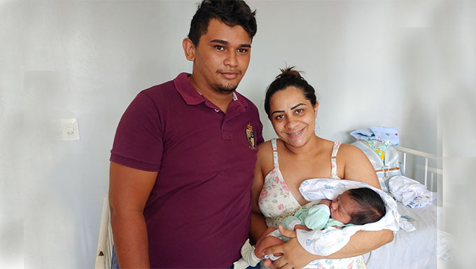  Bruno e Jessica com o filho Gabriel, que nasceu de 1h37 minutos do dia 1o de janeiro de 2021. É o primeiro filho do casal, que residente em Assu; Em Natal, o primeiro bebê nasceu na Maternidade Araken Pinto. Marcelo Adryan às 0h02, também chegou com saúde. É do bairro Quintas.