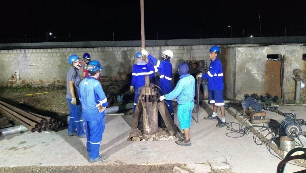   Caern reforça equipe para resolver a falta de água no município de Tibau. “Desde a última terça-feira (29), a equipe está nesta operação de forma incansável, com equipes trabalhando 24h por dia. A bomba caiu no poço a uma profundidade de 380m e, desde então, todas as medidas estão sendo tomadas para resolver esta situação e retomar o abastecimento”, afirmou a Caern. A previsão da Companhia é que o serviço seja concluído até amanhã (5), com um prazo de normalização de até 48h após a conclusão.