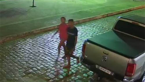   DHM divulga imagens para ajudar a identificar suspeitos de latrocínio, em Mossoró. O crime aconteceu na noite do dia 28 de dezembro, na Ilha de Santa Luzia. A vítima foi o servidor da Ufersa, José Mário Moura Pinto, de 64 anos. Dr. Valtair Camilo, responsável pela Delegacia de Homicídio de Mossoró, pede a quem souber informações que possam levar ao paradeiro do casal suspeito, que entre em contato com a polícia pelo (84) 98118-1478. A fonte será mantida em sigilo.