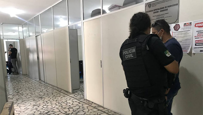   Policiais civis chegaram aos suspeitos (já confessaram o crime) através de informações passadas pela população; Além do casal que confessou ter matado José Mário, os policiais conduziram outros 3 suspeitos; Eles procuram a arma e a motocicleta usada no crime, que revoltou a população de Mossoró