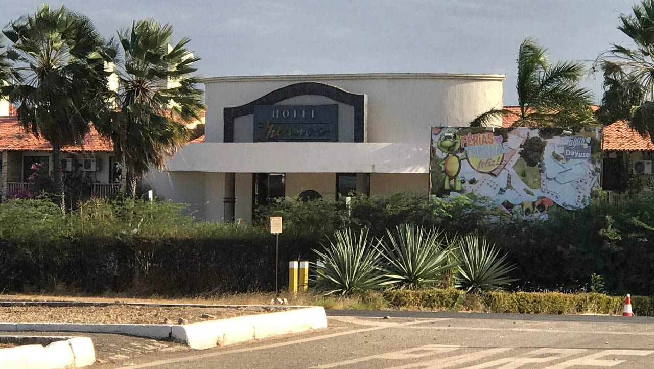   Arrendado por cearense, Thermas vai ofertar 150 empregos já em janeiro. O hotel está fechado desde o mês de maio, após demitir mais de 200 funcionários, em virtude da pandemia da Covid-19; O empreendimento será administrado pelo mesmo grupo empresarial que administra a Casa do Mar, em Icapuí, no Ceará; A expectativa que seja gerados, de imediato, cerca de 150 empregos diretos na cidade, com a reabertura do hotel.