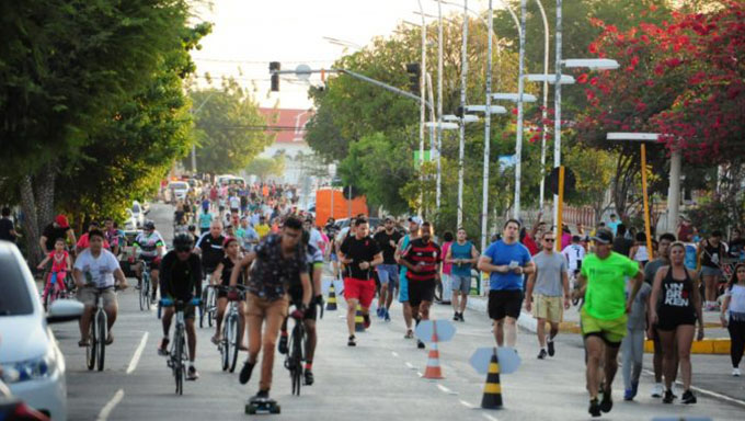    Historicamente, a ação era suspensa no mês de janeiro por causa das férias e viagens ao litoral. Contudo, o prefeito Alysson Bezerra decidiu que a gestão municipal prestigiará quem fica na cidade e quer praticar atividade física ao ar livre, em área segura, sem concorrer com carros e motos em via pública.