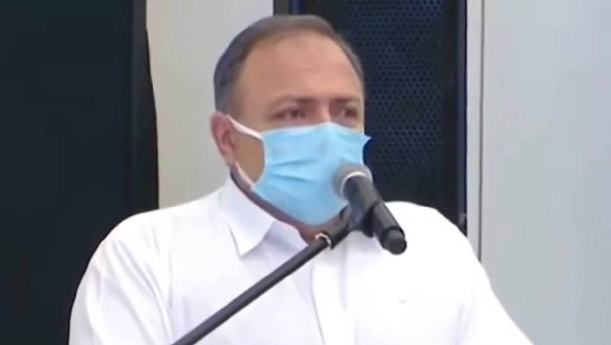   “A vacina vai começar no dia D, na hora H, no Brasil”, diz Pazuello. Em pronunciamento nesta segunda-feira (11) o Ministro da Saúde evitou estipular uma data para a vacinação contra a covid-19 no País. Eduardo Pazuello afirmou, no entanto, que todos os estados receberão simultaneamente as vacinas, no mesmo dia. “A prioridade já está dada, é o Brasil todo. Vamos fazer como exemplo para o mundo. Os grupos prioritários já estão distribuídos”, afirmou.