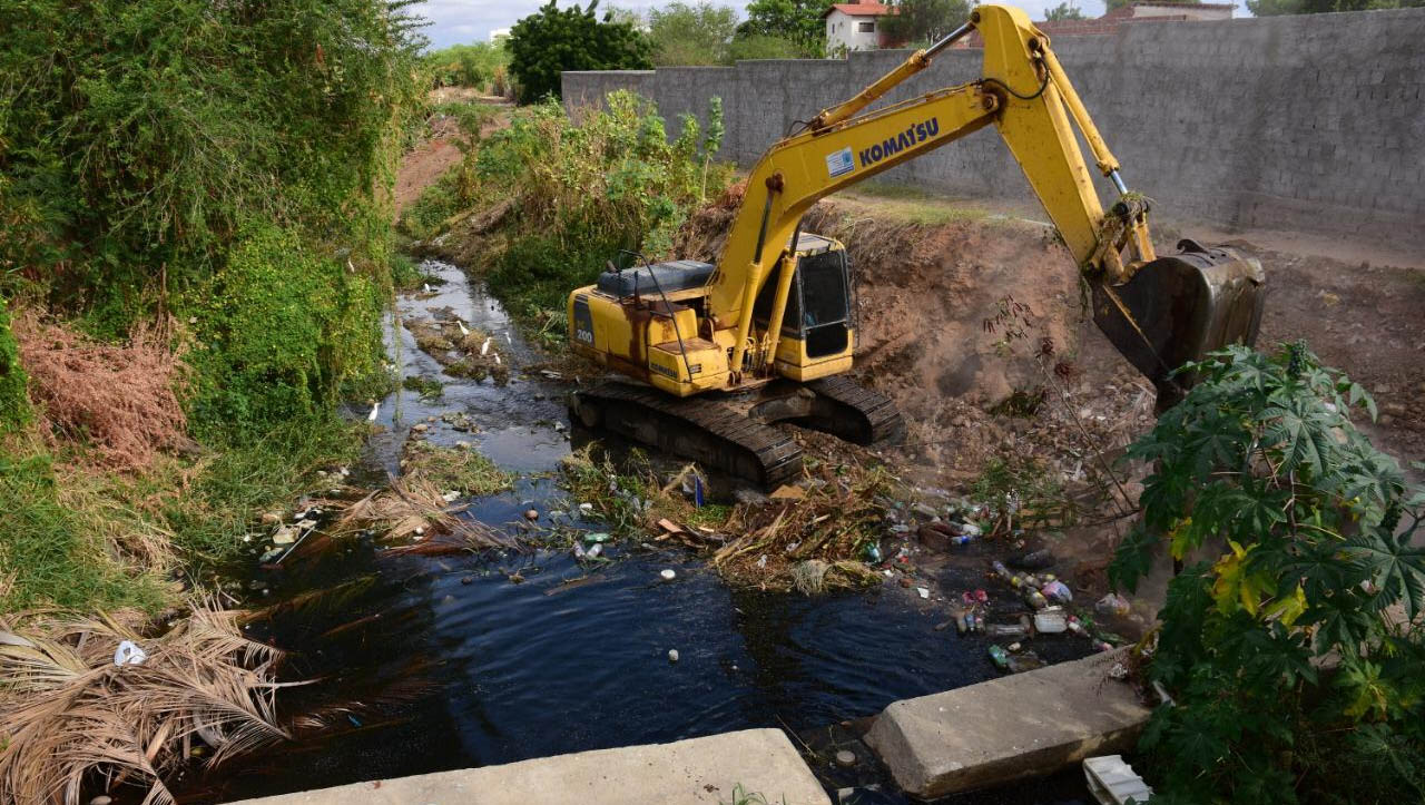   Secretaria limpa córrego do bairro Teimosos para evitar alagamento durante chuvas. A medida preventiva foi iniciada nesta quarta-feira (13). O diretor executivo de Serviços Urbanos, Rodrigo Lima, lembra que se os córregos da cidade de Mossoró não forem limpos antes das chuvas, eles vão transbordar e invadir casas e ruas. A Secretaria de Infraestrutura, Meio Ambiente, Mobilidade Urbana e Serviços Urbanos também está fazendo levantamento das demais localidades que necessitam de limpeza e drenagem, bem como desobstrução de bueiros.