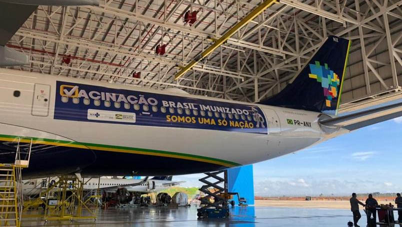  Avião que vai à ìndia buscar vacinas só partirá do Brasil amanhã (15) à noite. A aeronave da Azul Linhas Aéreas deveria decolar de Recife hoje (14). Em nota, o Ministério da Saúde disse que o voo foi reprogramado em algumas horas devido a questões logísticas internacionais. A volta da aeronave ao Brasil estava marcada para o sábado (16), pelo Aeroporto do Galeão, no Rio de Janeiro. Mas, com a alteração no voo, ainda não há informações sobre a data e hora do retorno da aeronave. Atraso no voo também deve atrasar o início da vacinação que, segundo prefeitos, o ministro Pazuello havia marcado para o dia 20.