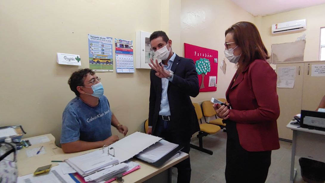   Se as aulas começassem hoje, não teria transporte escolar em Mossoró. O prefeito Allyson Bezerra e a secretária Ubeônia Alencar foram informados que os 26 ônibus precisam reabastecer os extintores e aferir os tacógrafos; os condutores já estão habilitados para o transporte escolar.