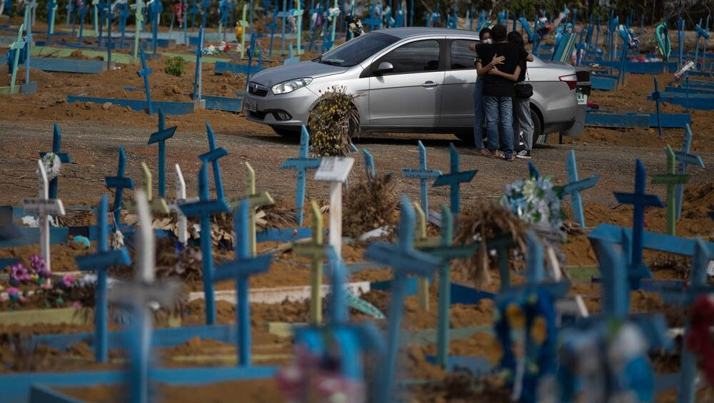   Covid-19 já matou mais de 2 milhões pessoas em todo o mundo. O número foi atingido nesta sexta-feira (15) com a divulgação dos óbitos na Itália, que somou mais 477 falecimentos nas últimas 24 horas, elevando para 81.325 as mortes no país desde o início da pandemia. Os dados ainda devem ter uma alta expressiva nesta sexta porque diversos países só atualizam seus relatórios diários durante a noite.