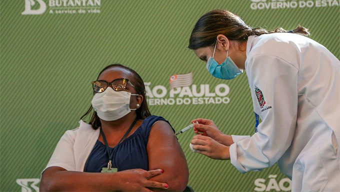   Mônica foi vacinada por Jéssica Pires de Camargo, 30 anos, enfermeira de Controle de Doenças e Mestre de Saúde Coletiva pela Santa Casa de São Paulo. Após ser vacinada, Mônica recebeu um selo simbólico onde estava escrito "Estou Vacinado pelo Butantan" e uma pulseira com a frase "Eu me Vacinei". 