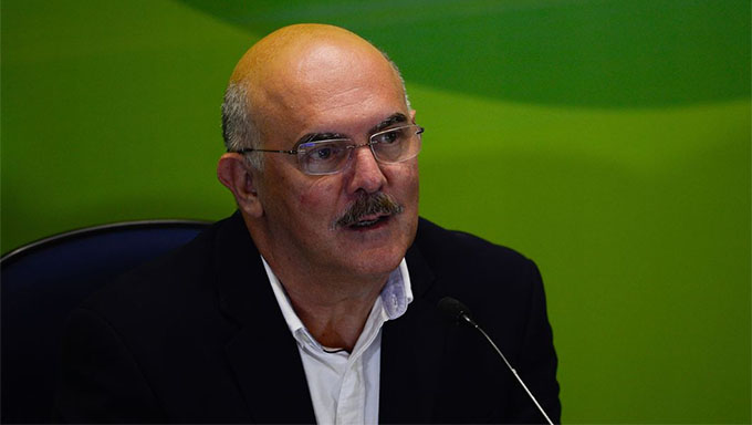   Segundo o ministro da Educação, Milton Ribeiro, a abstenção recorde se deve principalmente ao medo da pandemia e a campanhas contrárias à realização do exame. Apesar disso, considera a aplicação vitoriosa. No ano passado, a abstenção no primeiro dia do Enem foi 23%. “Fico satisfeito com o que fizemos no meio de uma pandemia”, diz, “[Quero] qualificar o Enem no meio de uma pandemia como algo vitorioso para não atrasar mais a vida de milhões de estudantes”. 