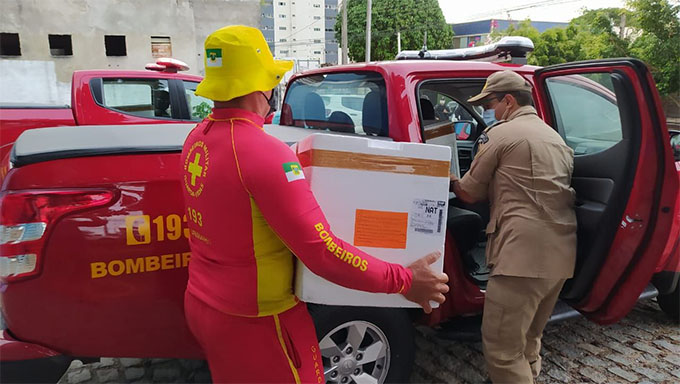   O Corpo de Bombeiros, escoltados pela Polícia Militar, estão distribuindo as vacinas nas seis unidades regionais de saúde do Estado, de onde serão levadas para os postos municipais de saúde para serem aplicadas